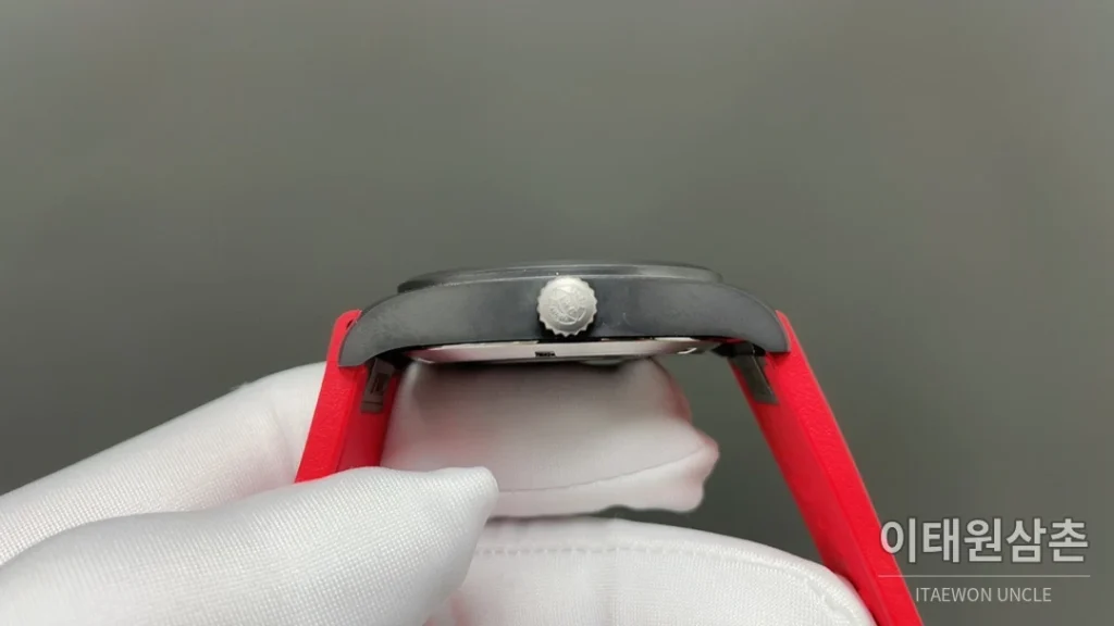 IWC 파일럿 오토매틱 41mm 블랙 다이얼 레드 러버 스트랩 블랙 베젤 세라믹 케이스