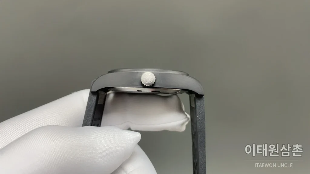 IWC 파일럿 오토매틱 41mm 화이트 다이얼 블랙 러버 스트랩 블랙 베젤