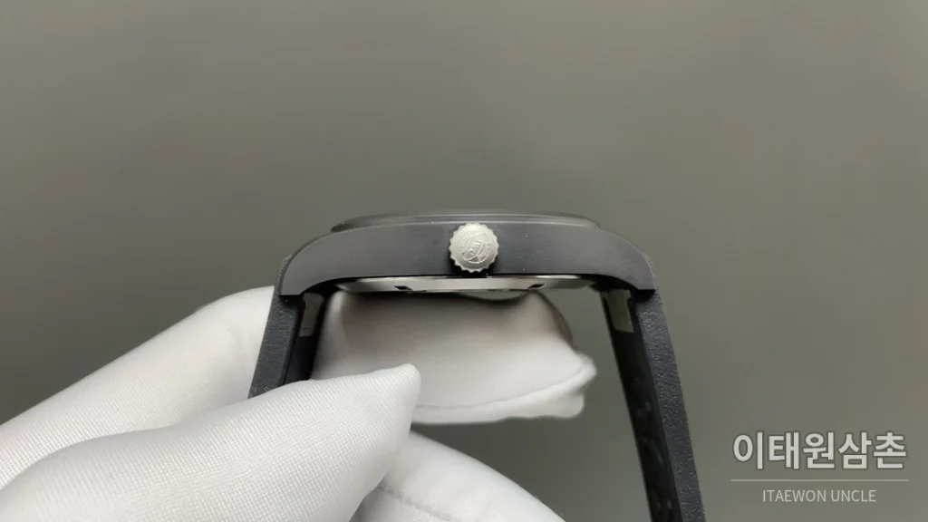 IWC 파일럿 오토매틱 41mm 화이트 다이얼 블랙 러버 스트랩 블랙 베젤 (2)