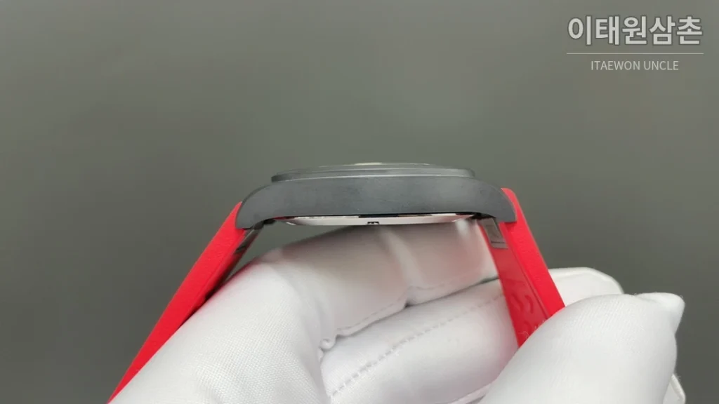IWC 파일럿 오토매틱 41mm 블랙 다이얼 레드 러버 스트랩 블랙 베젤