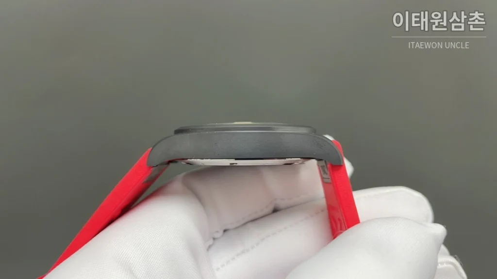 IWC 파일럿 오토매틱 41mm 블랙 다이얼 레드 러버 스트랩 블랙 베젤 세라믹 케이스
