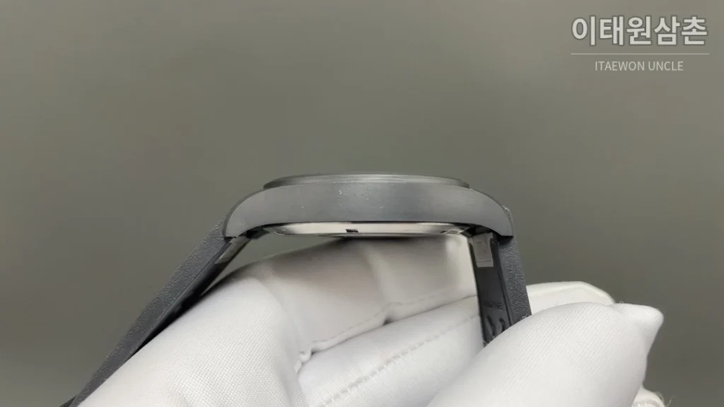IWC 파일럿 오토매틱 41mm 화이트 다이얼 블랙 러버 스트랩 블랙 베젤