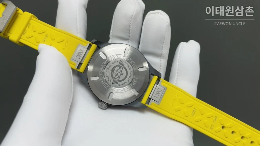IWC 파일럿 오토매틱 41mm 네이비 다이얼 옐로우 러버 스트랩 그레이 베젤 티타늄 케이스