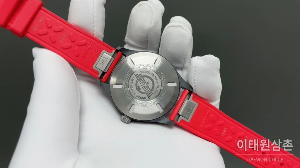 IWC 파일럿 오토매틱 41mm 블랙 다이얼 레드 러버 스트랩 블랙 베젤