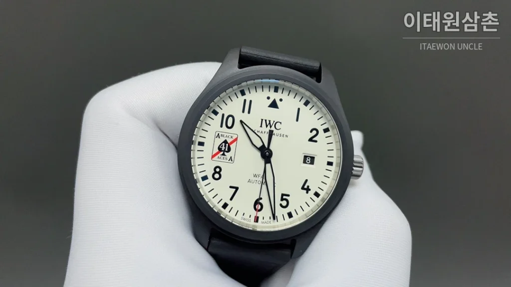 IWC 파일럿 오토매틱 41mm 블랙 다이얼 레드 러버 스트랩 블랙 베젤 세라믹 케이스