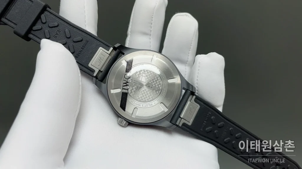 IWC 파일럿 오토매틱 41mm 화이트 다이얼 블랙 러버 스트랩 블랙 베젤