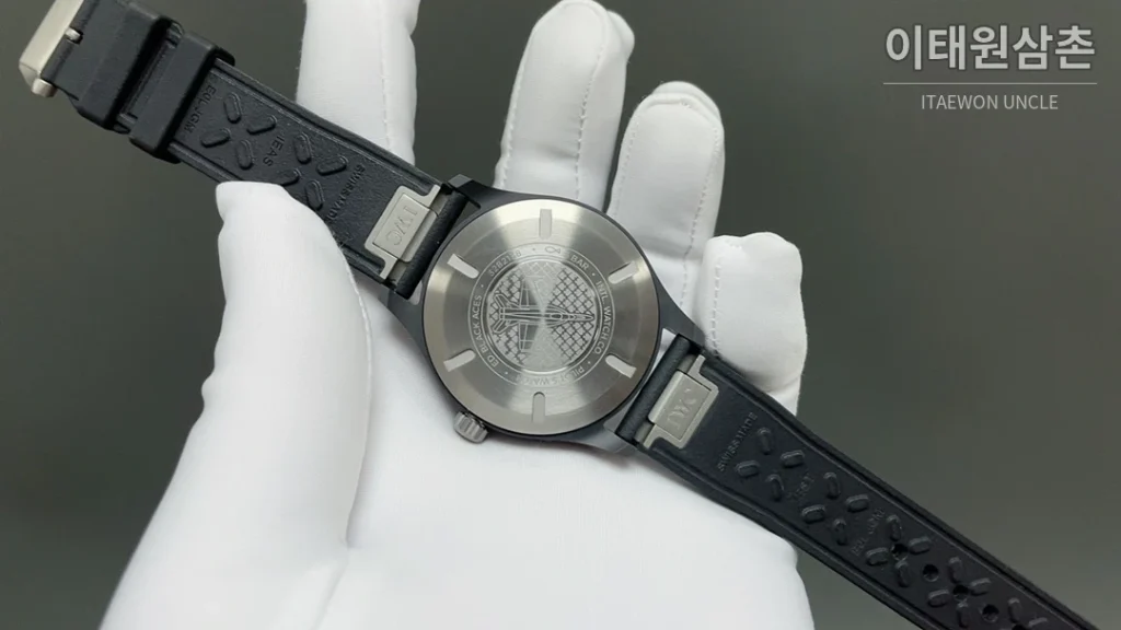 IWC 파일럿 오토매틱 41mm 화이트 다이얼 블랙 러버 스트랩 블랙 베젤 (2)