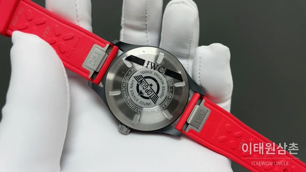 IWC 파일럿 오토매틱 41mm 블랙 다이얼 레드 러버 스트랩 블랙 베젤 세라믹 케이스