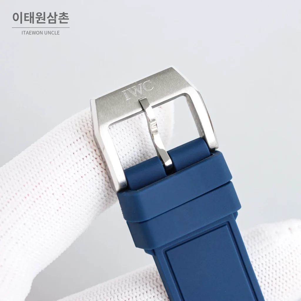 IWC 파일럿 오토매틱 41mm 네이비 다이얼 네이비 러버 스트랩 (2)