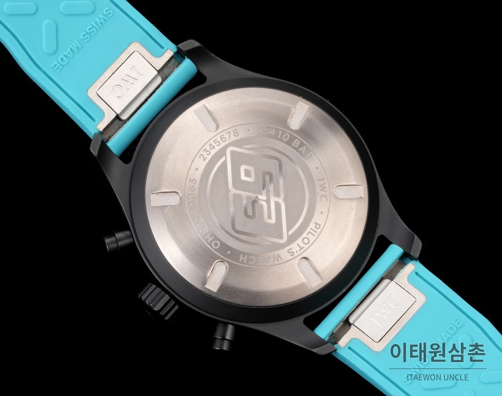 IWC 파일럿 블랙베젤 스카이블루다이얼 세라믹 크로노그래프 오토매틱 41.9mm
