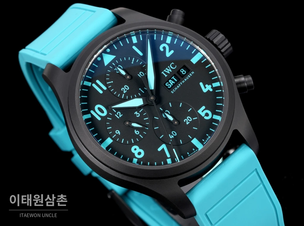 IWC 파일럿 블랙베젤 스카이블루다이얼 세라믹 크로노그래프 오토매틱 41.9mm
