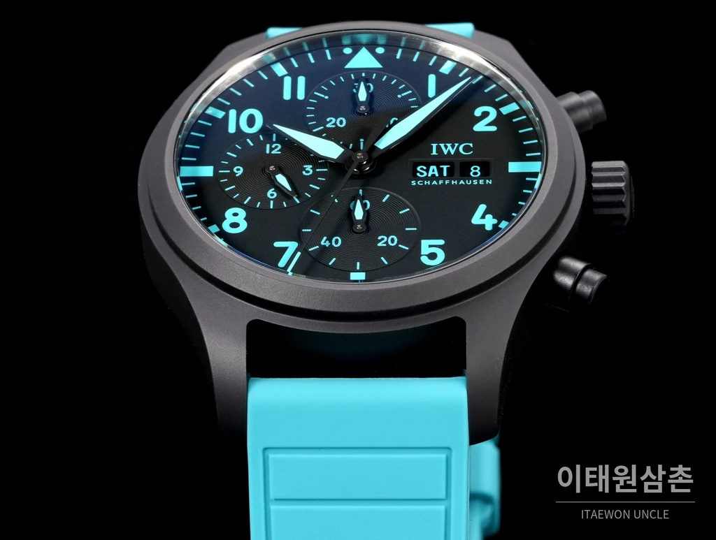 IWC 파일럿 블랙베젤 스카이블루다이얼 세라믹 크로노그래프 오토매틱 41.9mm