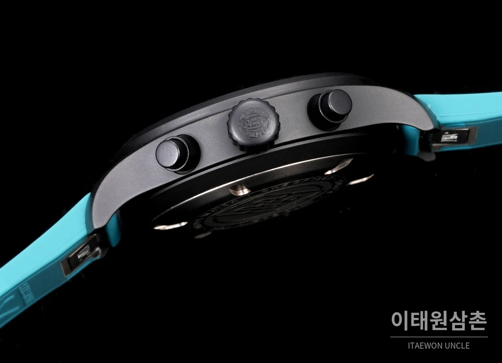 IWC 파일럿 블랙베젤 스카이블루다이얼 세라믹 크로노그래프 오토매틱 41.9mm
