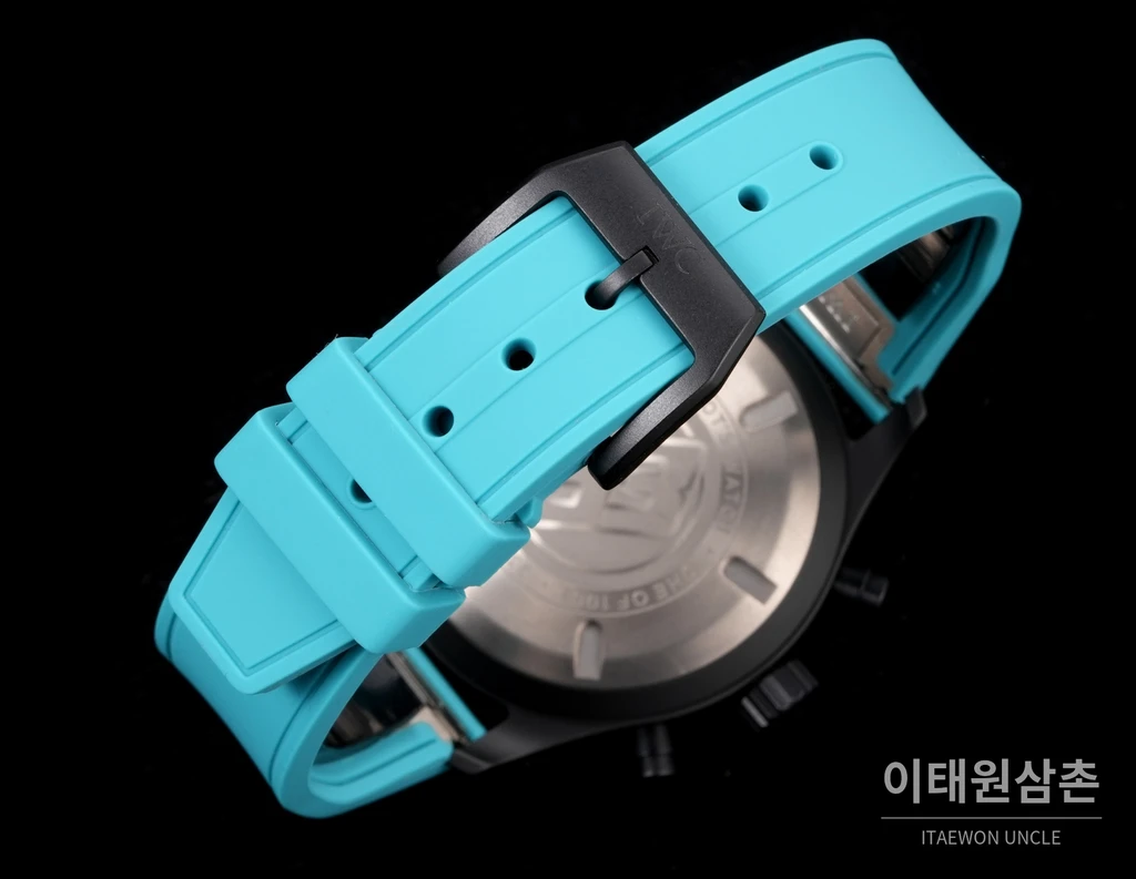 IWC 파일럿 블랙베젤 스카이블루다이얼 세라믹 크로노그래프 오토매틱 41.9mm
