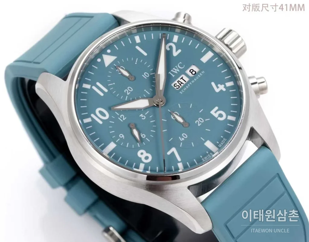 IWC 파일럿 크로노그래프 블랙골드 다이얼 러버밴드 오토매틱 41mm 블랙 / 골드 (2)