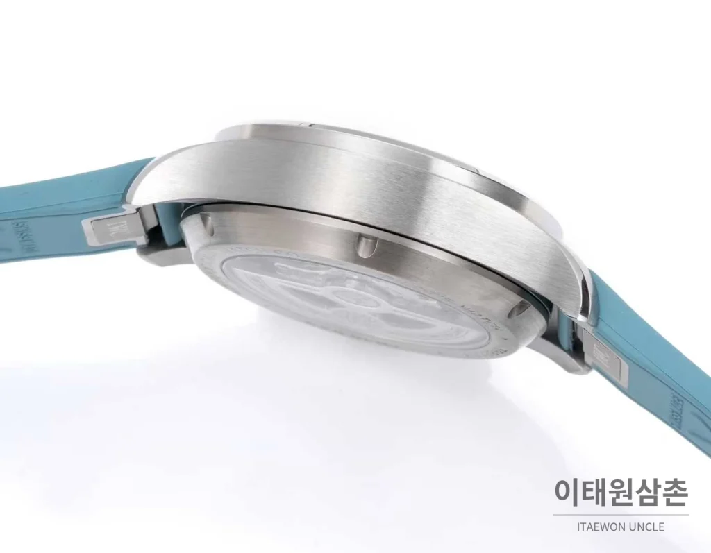 IWC 파일럿 크로노그래프 블랙골드 다이얼 러버밴드 오토매틱 41mm 블랙 / 골드 (2)