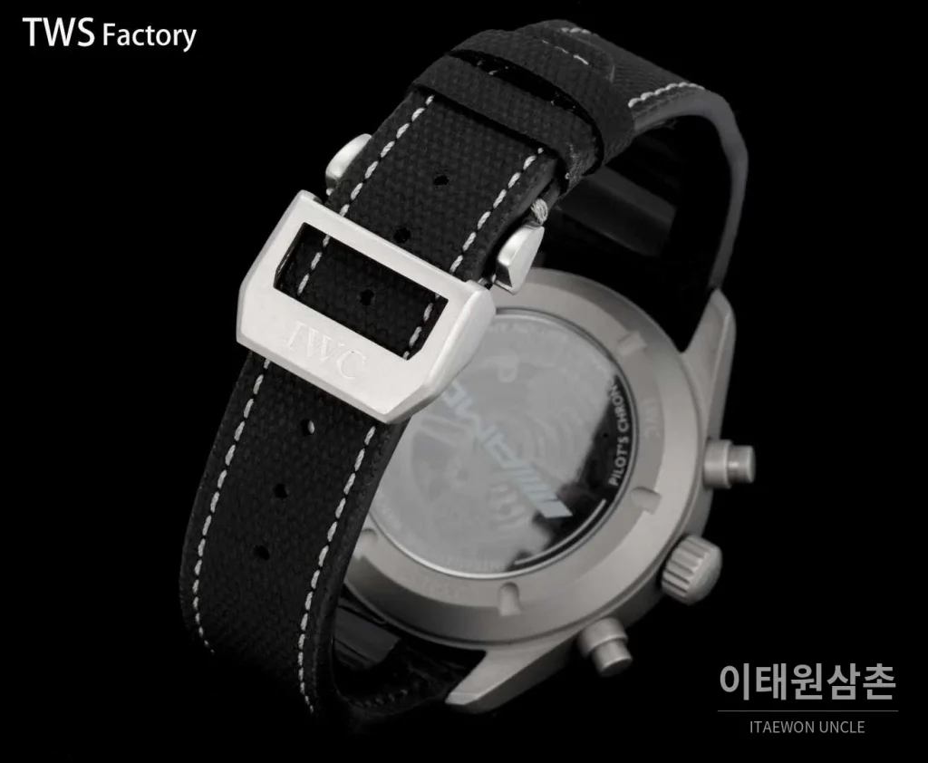 IWC 파일럿 스틸 블랙다이얼 크로노그래프 데이데이트 오토매틱 43mm 블랙 나일론 스트랩