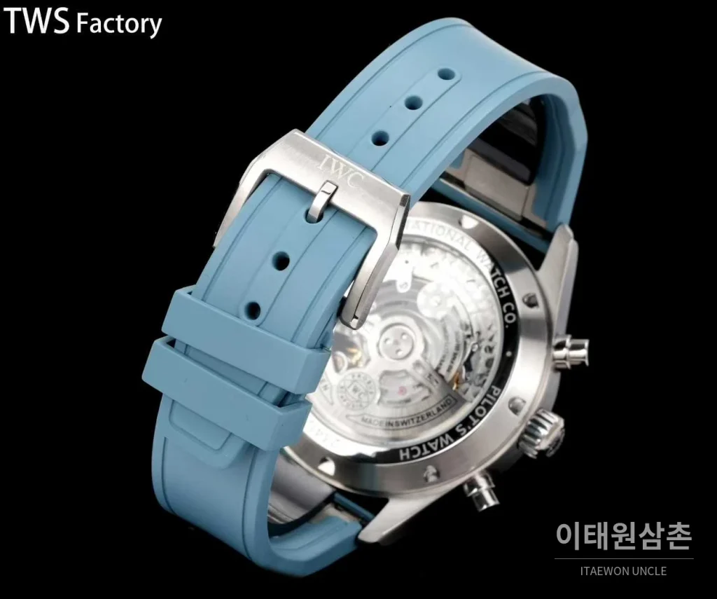 IWC 파일럿 스틸 블랙다이얼 크로노그래프 데이데이트 오토매틱 43mm 아이스블루 러버 스트랩