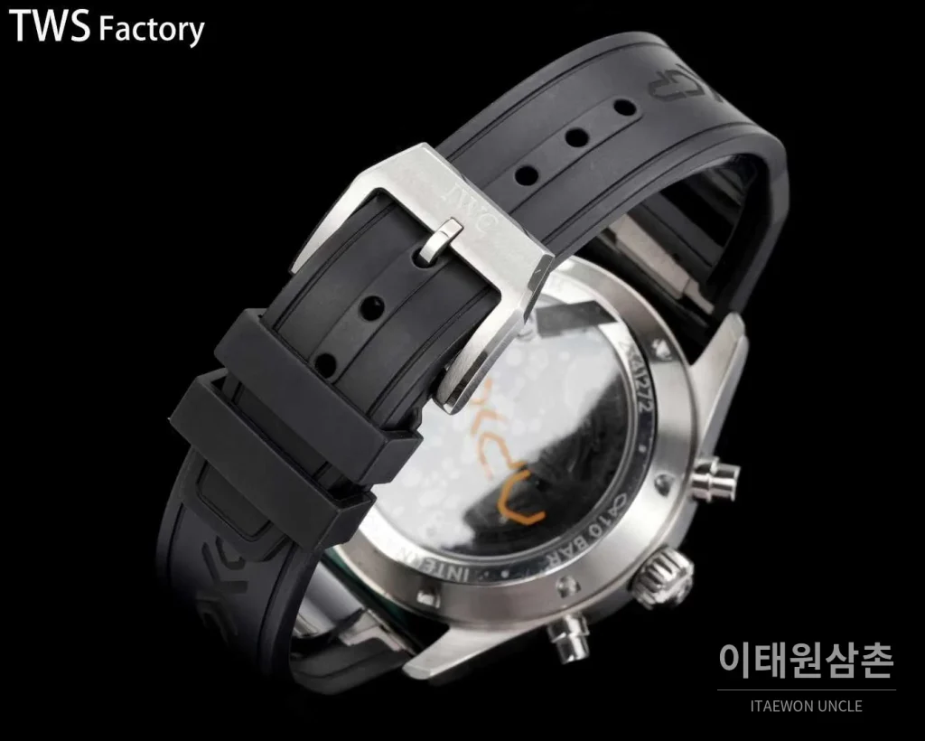 IWC 파일럿 스틸 블랙다이얼 크로노그래프 데이데이트 오토매틱 43mm 블랙 러버 스트랩