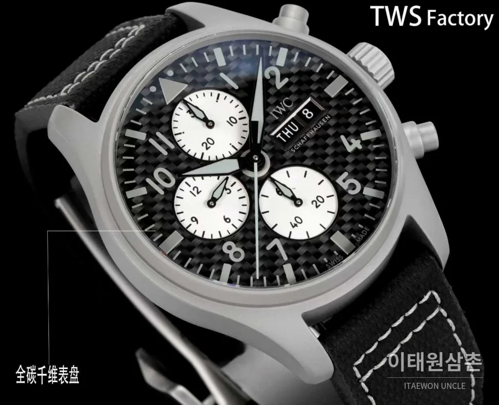 IWC 파일럿 스틸 블랙다이얼 크로노그래프 데이데이트 오토매틱 43mm 블랙 나일론 스트랩