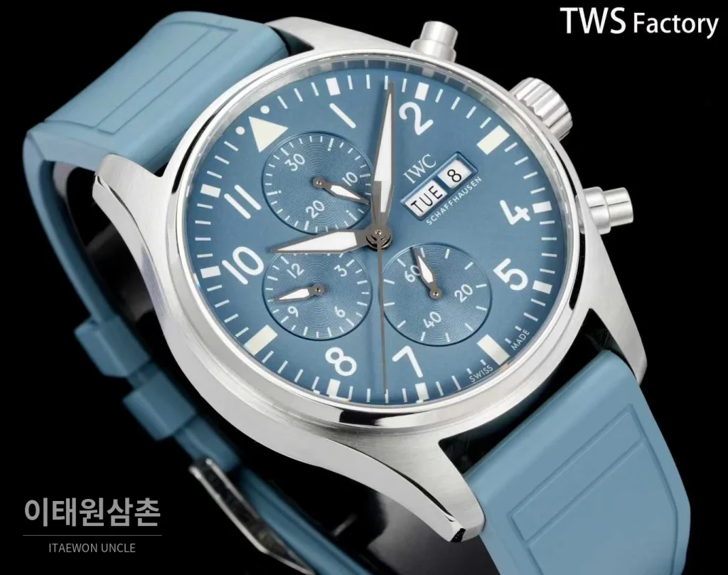 IWC 파일럿 스틸 블랙다이얼 크로노그래프 데이데이트 오토매틱 43mm 아이스블루 러버 스트랩