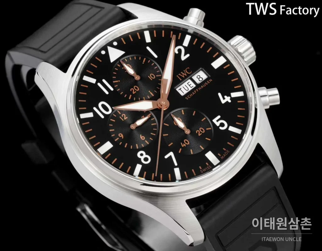IWC 파일럿 스틸 블랙다이얼 크로노그래프 데이데이트 오토매틱 43mm 블랙 러버 스트랩