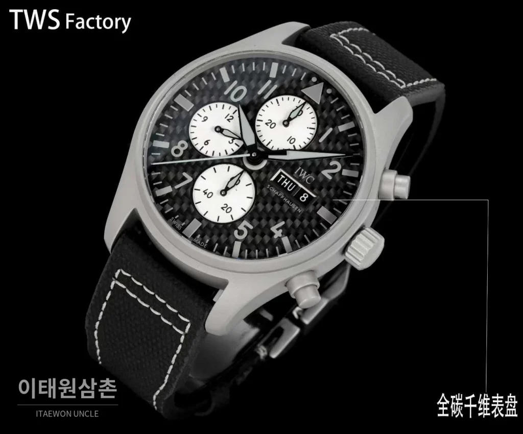 IWC 파일럿 스틸 블랙다이얼 크로노그래프 데이데이트 오토매틱 43mm 블랙 나일론 스트랩
