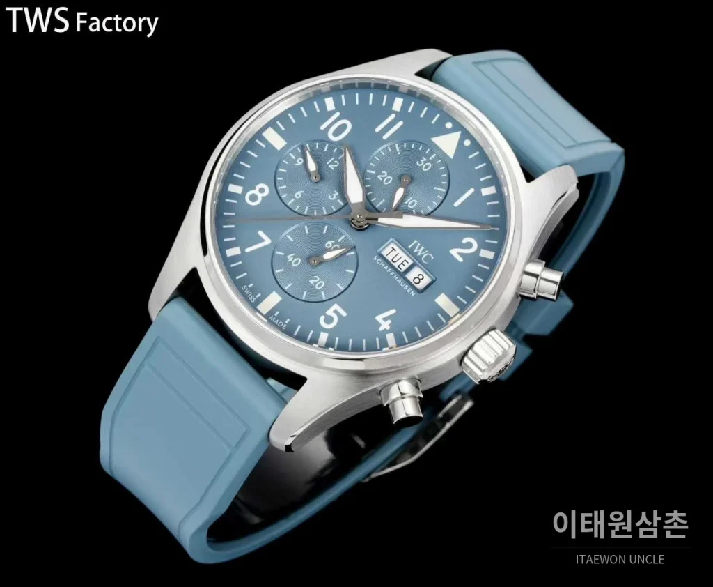 IWC 파일럿 스틸 블랙다이얼 크로노그래프 데이데이트 오토매틱 43mm 아이스블루 러버 스트랩