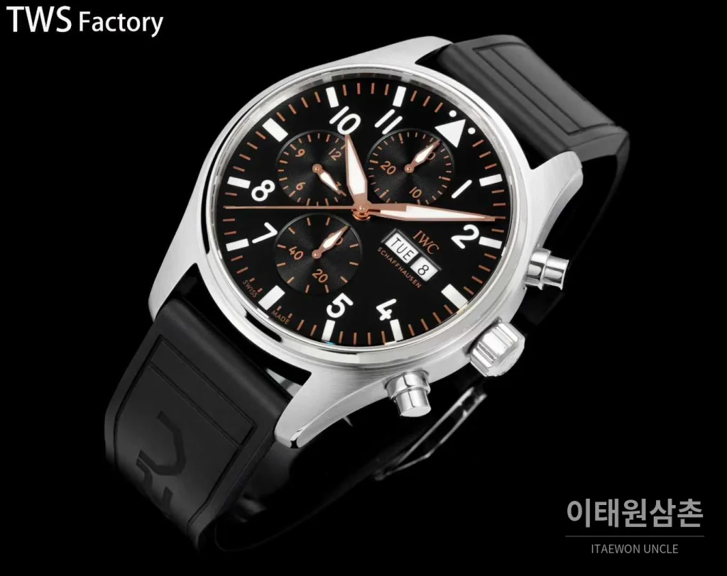 IWC 파일럿 스틸 블랙다이얼 크로노그래프 데이데이트 오토매틱 43mm 블랙 러버 스트랩