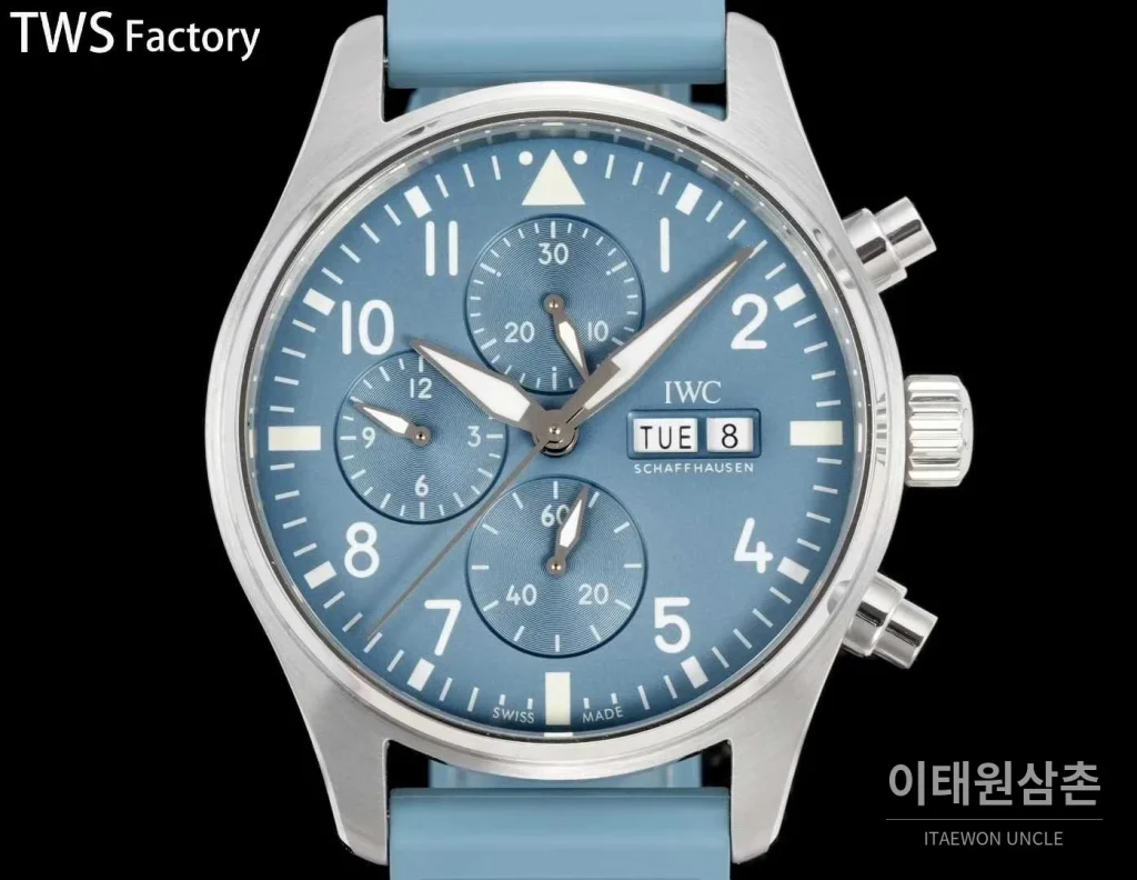 IWC 파일럿 스틸 블랙다이얼 크로노그래프 데이데이트 오토매틱 43mm 아이스블루 러버 스트랩