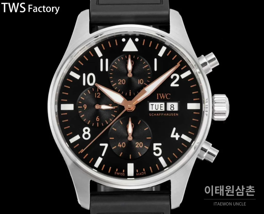 IWC 파일럿 스틸 블랙다이얼 크로노그래프 데이데이트 오토매틱 43mm 블랙 러버 스트랩