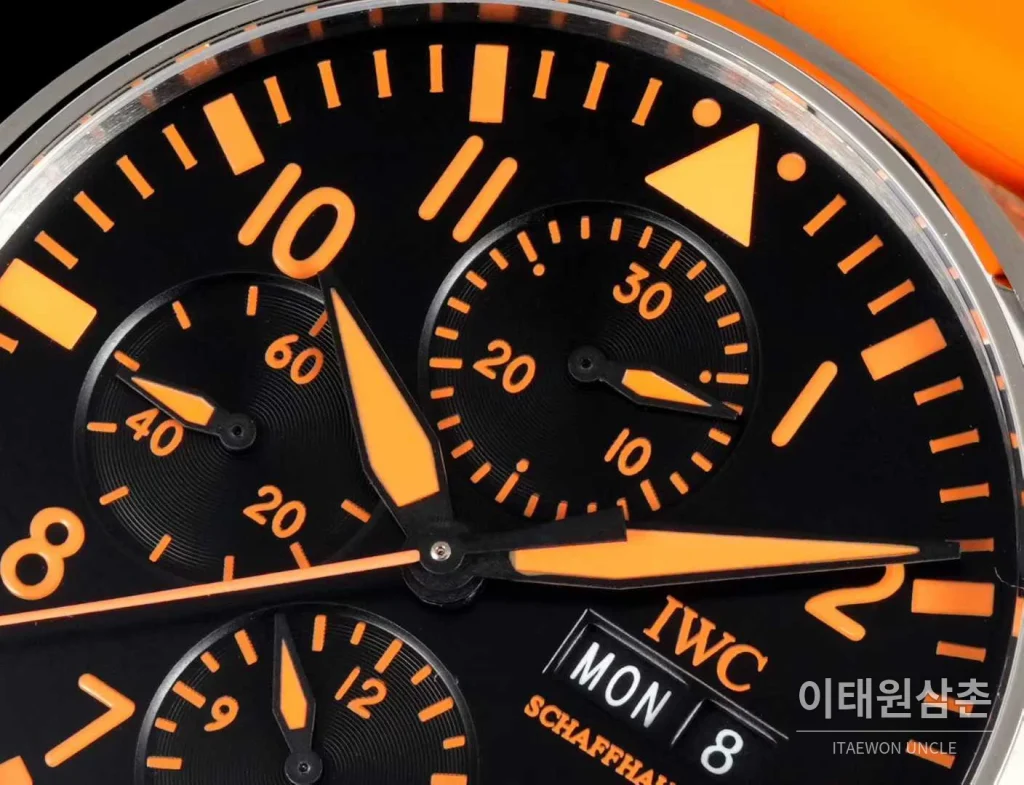 IWC 파일럿 스틸 블랙다이얼 크로노그래프 데이데이트 오토매틱 43mm 오렌지 러버 스트랩