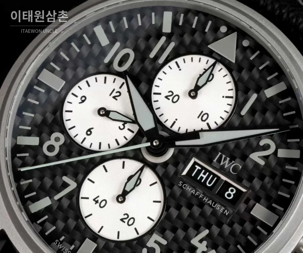 IWC 파일럿 스틸 블랙다이얼 크로노그래프 데이데이트 오토매틱 43mm 블랙 나일론 스트랩