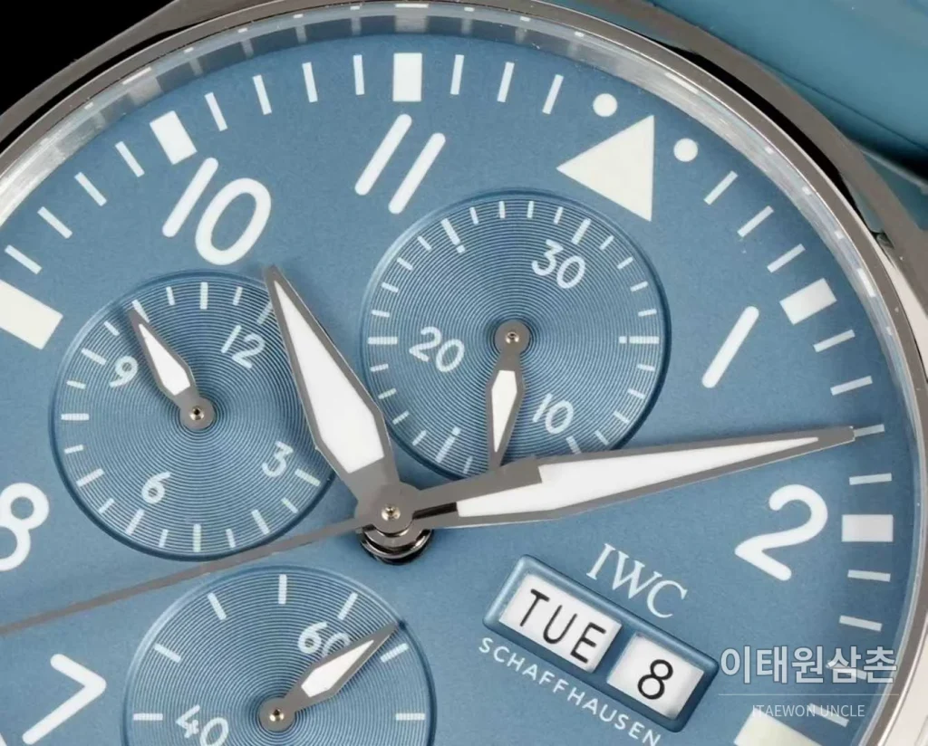 IWC 파일럿 스틸 블랙다이얼 크로노그래프 데이데이트 오토매틱 43mm 아이스블루 러버 스트랩