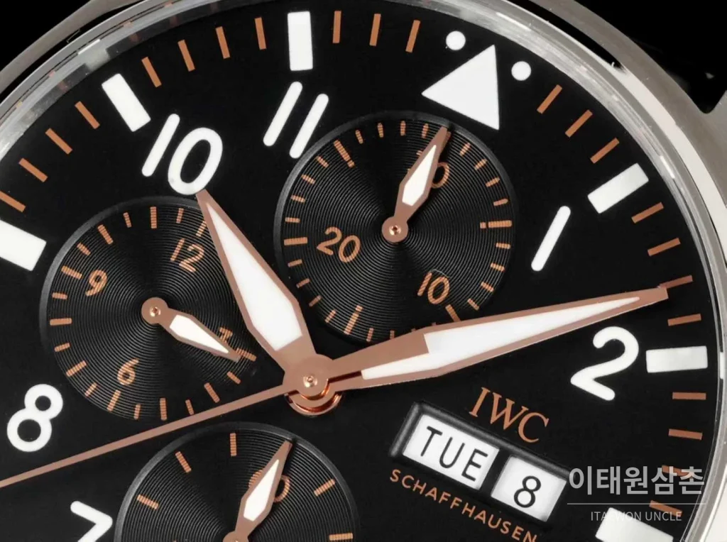 IWC 파일럿 스틸 블랙다이얼 크로노그래프 데이데이트 오토매틱 43mm 블랙 러버 스트랩