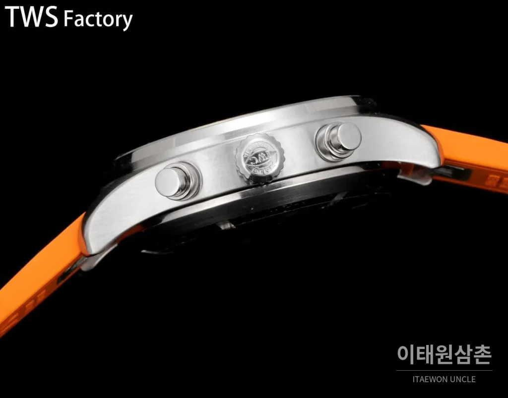 IWC 파일럿 스틸 블랙다이얼 크로노그래프 데이데이트 오토매틱 43mm 오렌지 러버 스트랩