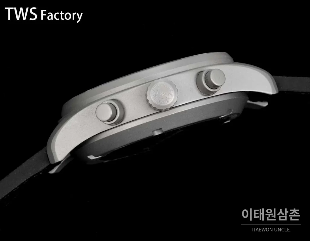 IWC 파일럿 스틸 블랙다이얼 크로노그래프 데이데이트 오토매틱 43mm 블랙 나일론 스트랩