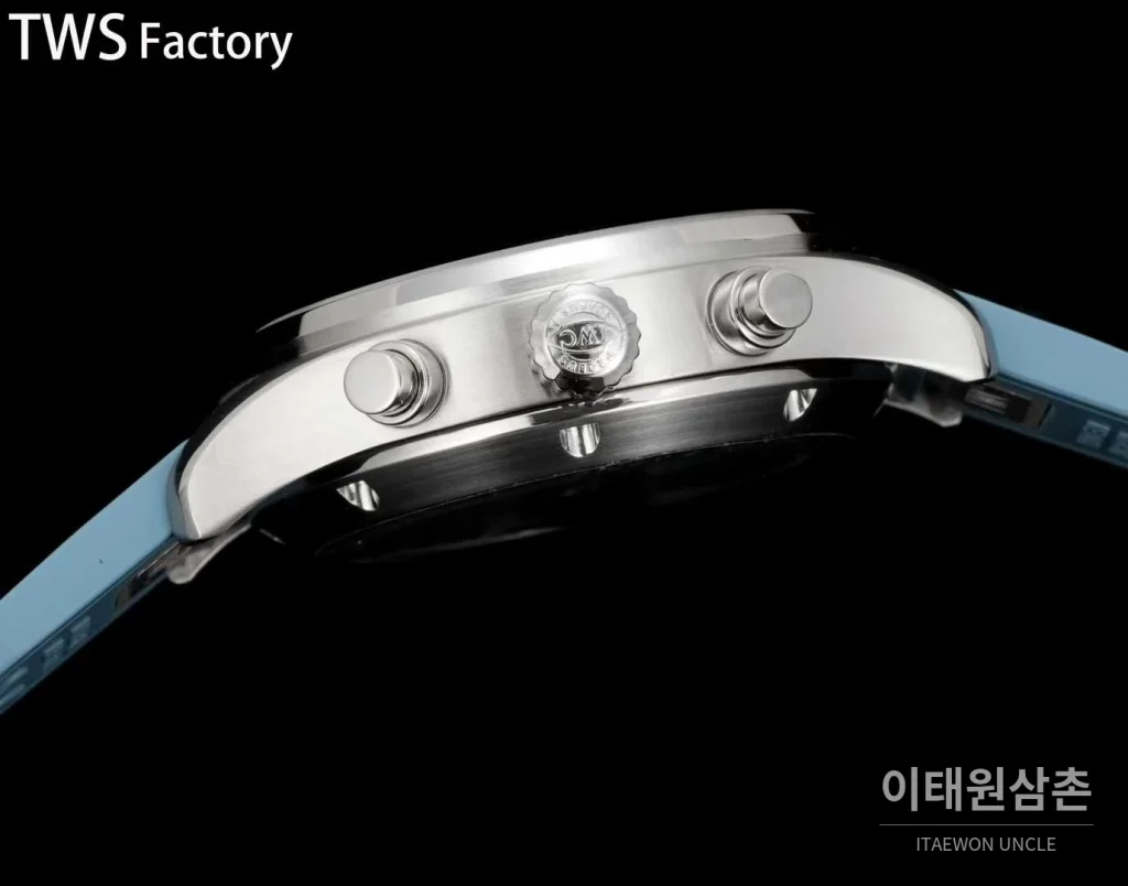 IWC 파일럿 스틸 블랙다이얼 크로노그래프 데이데이트 오토매틱 43mm 아이스블루 러버 스트랩