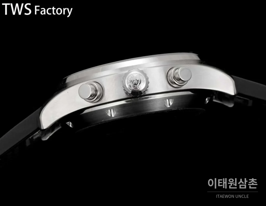 IWC 파일럿 스틸 블랙다이얼 크로노그래프 데이데이트 오토매틱 43mm 블랙 러버 스트랩