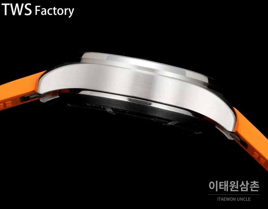 IWC 파일럿 스틸 블랙다이얼 크로노그래프 데이데이트 오토매틱 43mm 오렌지 러버 스트랩