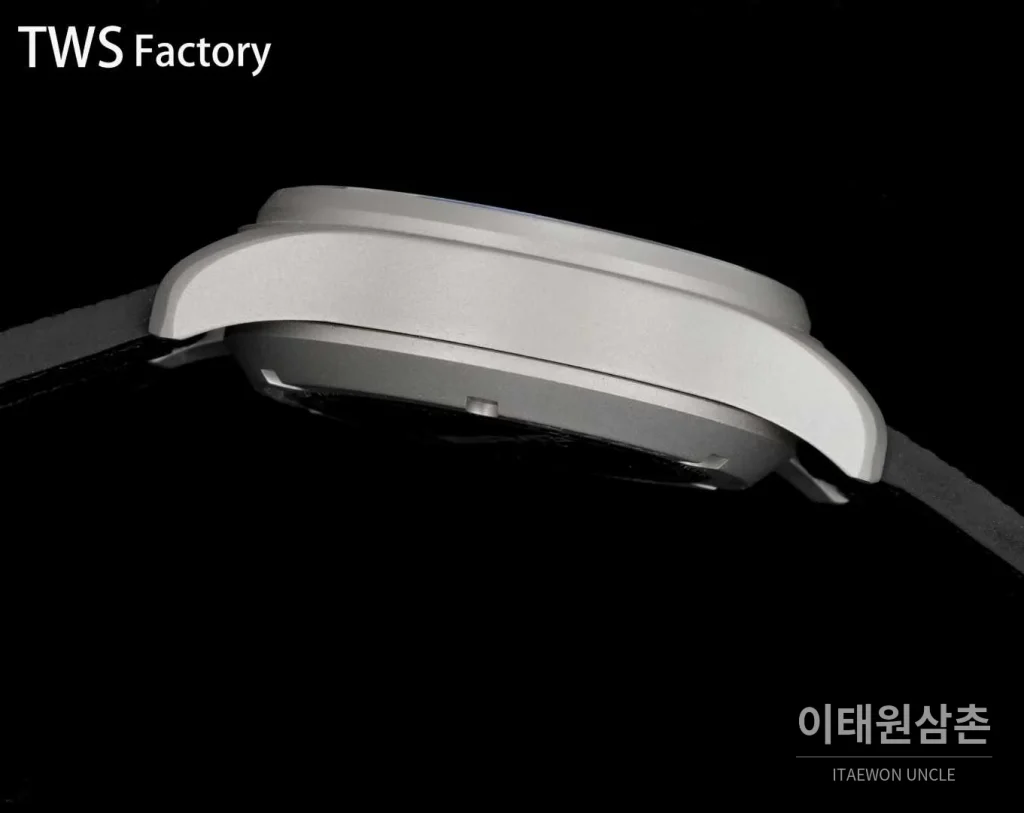 IWC 파일럿 스틸 블랙다이얼 크로노그래프 데이데이트 오토매틱 43mm 블랙 나일론 스트랩