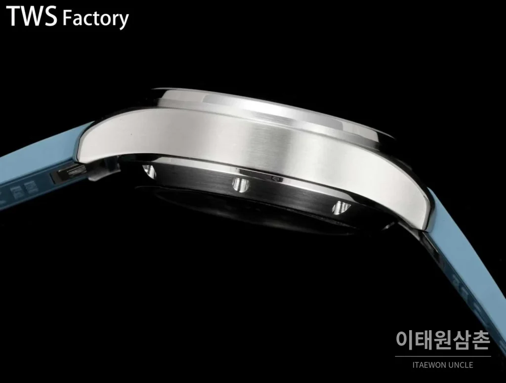 IWC 파일럿 스틸 블랙다이얼 크로노그래프 데이데이트 오토매틱 43mm 아이스블루 러버 스트랩