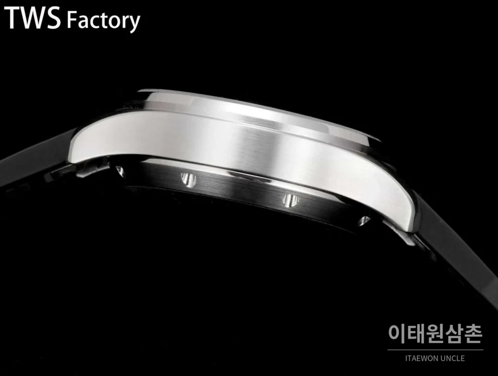 IWC 파일럿 스틸 블랙다이얼 크로노그래프 데이데이트 오토매틱 43mm 블랙 러버 스트랩
