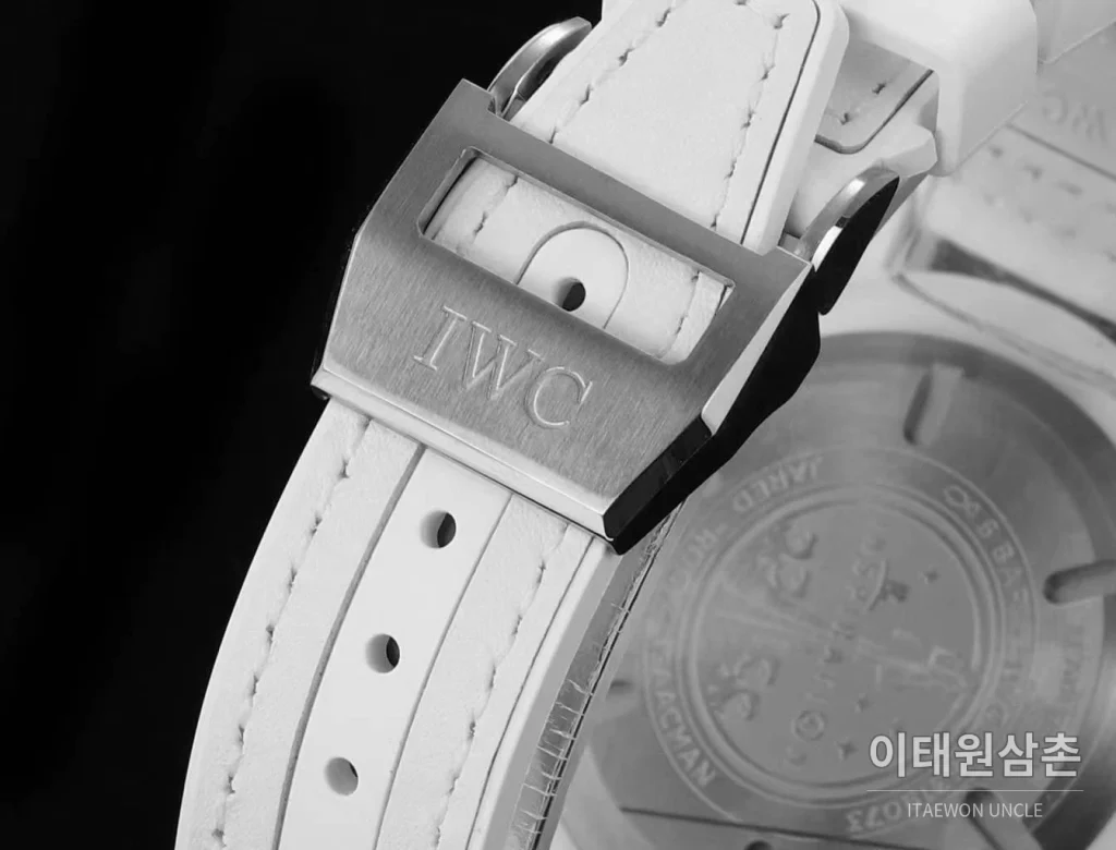 IWC 파일럿 탑건 세라믹 화이트다이얼 크로노그래프 오토매틱 44.5mm 화이트 러버 스트랩