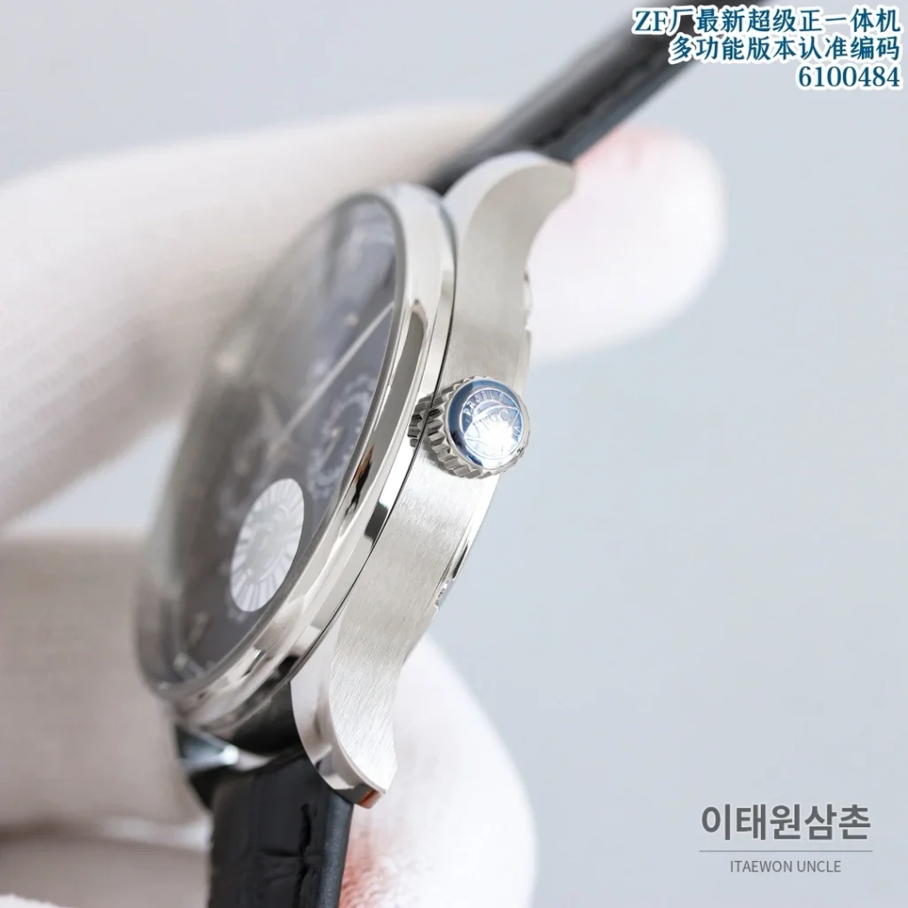 IWC 포르투기저 퍼페추얼캘린더 문페이즈 오토매틱 42.2mm 6100484 블랙 다이얼 블랙 가죽 스트랩