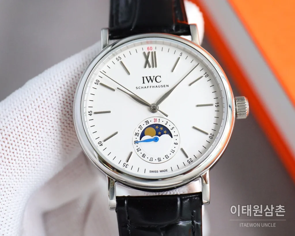 IWC 포르투기저 오토매틱 39mm 화이트 다이얼 블랙 가죽 스트랩