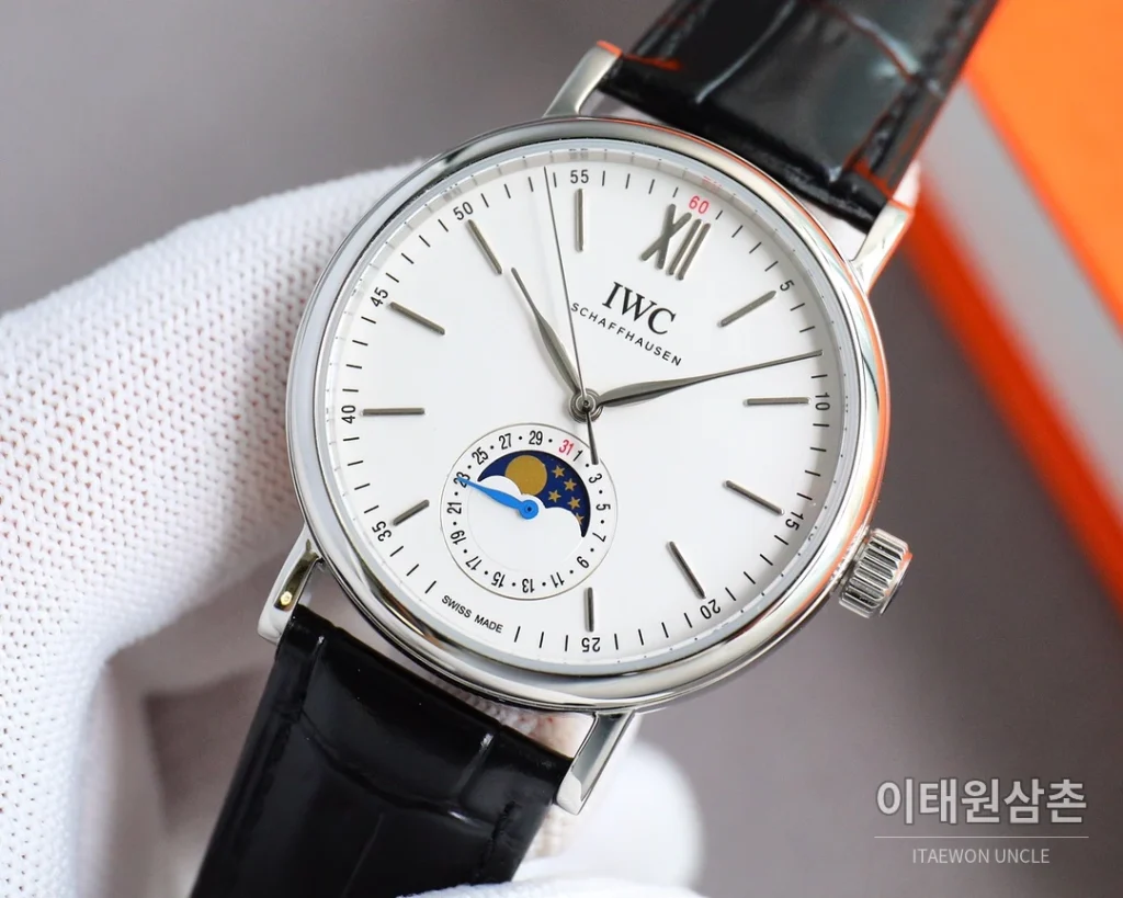 IWC 포르투기저 오토매틱 39mm 화이트 다이얼 블랙 가죽 스트랩