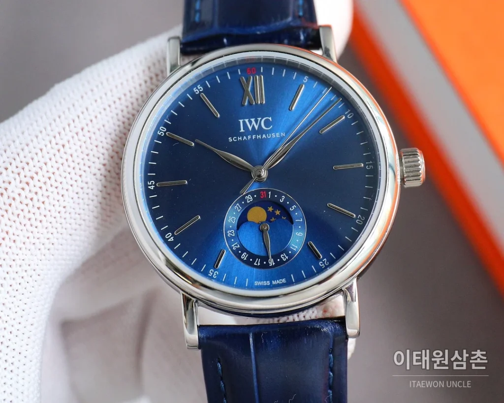 IWC 포르투기저 오토매틱 39mm 화이트 다이얼 블랙 가죽 스트랩