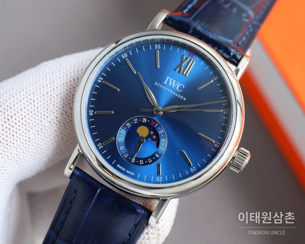 IWC 포르투기저 오토매틱 39mm 화이트 다이얼 블랙 가죽 스트랩