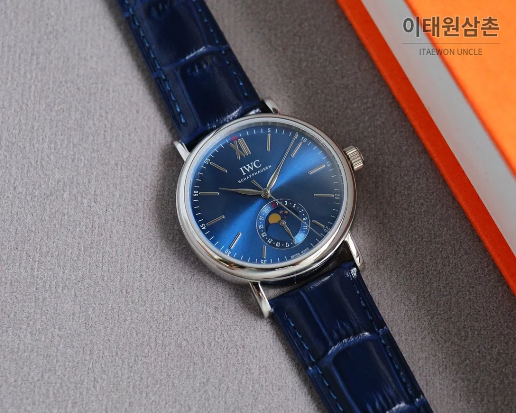 IWC 포르투기저 오토매틱 39mm 화이트 다이얼 블랙 가죽 스트랩